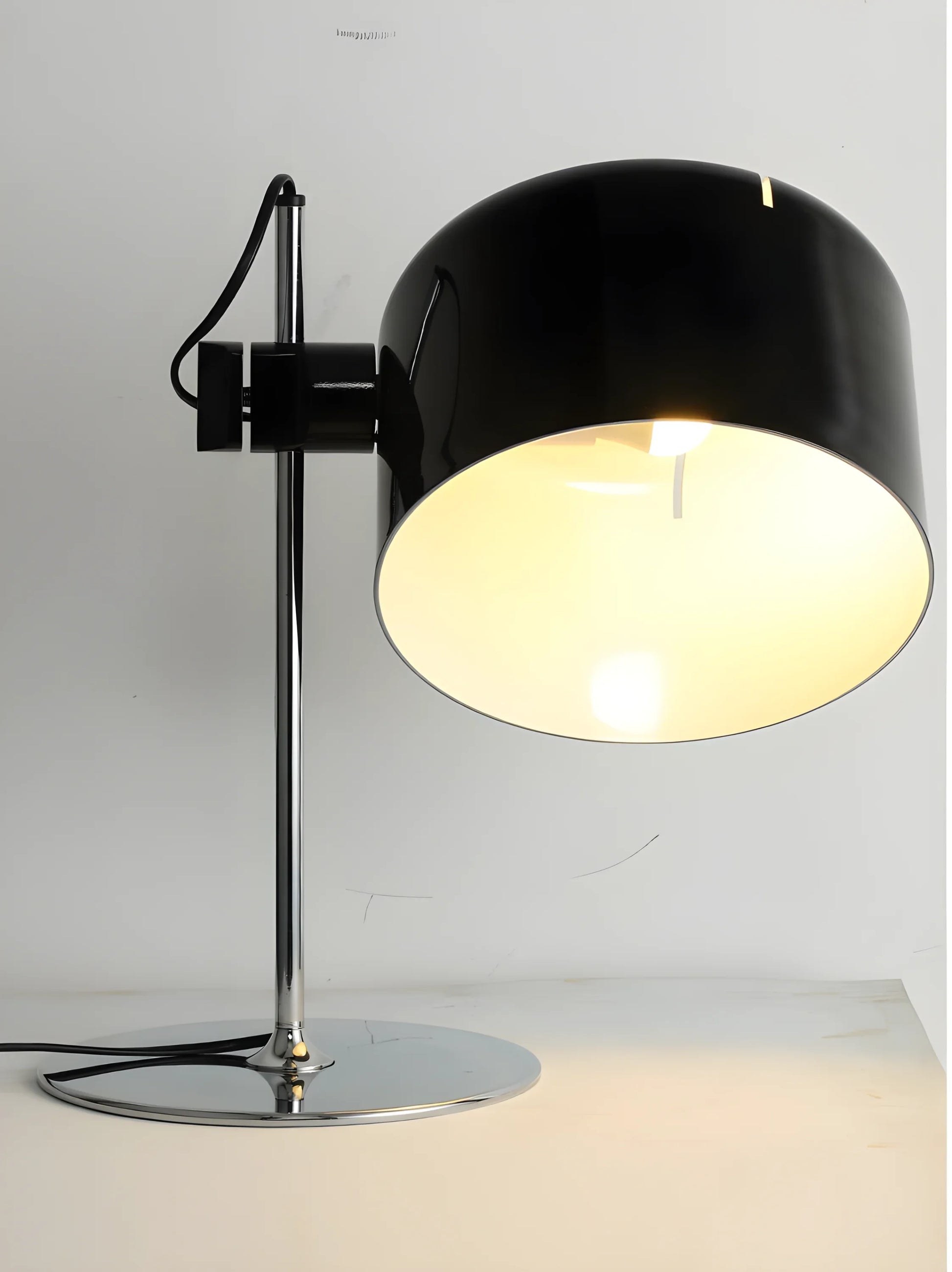 Simple Modern Table Lamp - Sleek Living Room Lamp with Carbon Steel & Aluminum - Galleria369 Hurban House