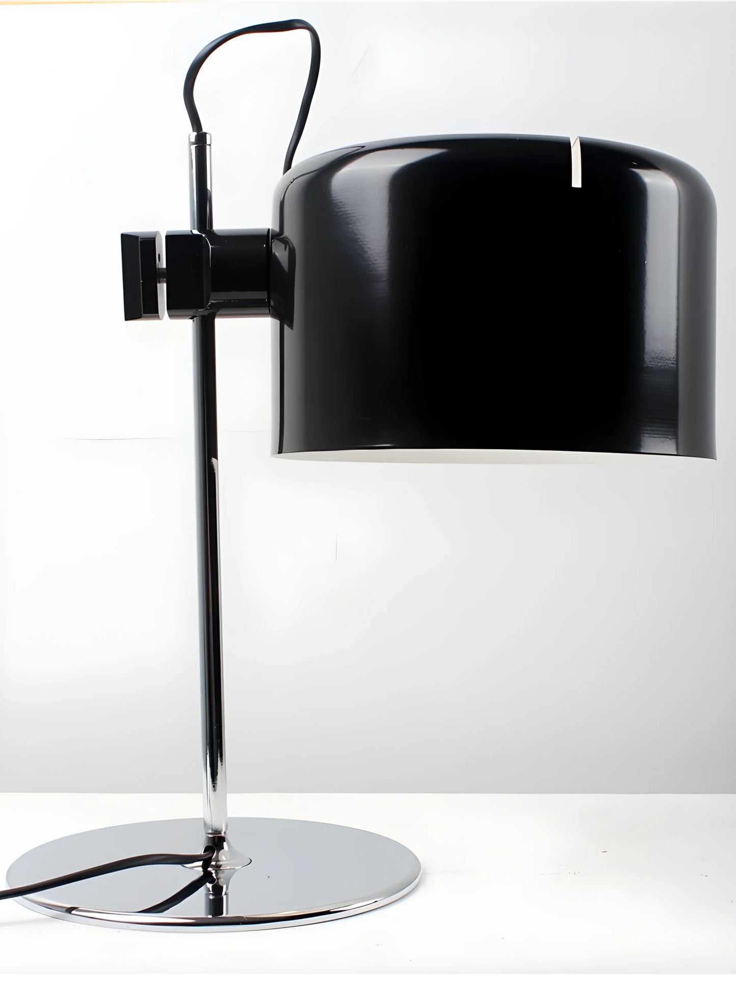 Simple Modern Table Lamp - Sleek Living Room Lamp with Carbon Steel & Aluminum - Galleria369 Hurban House