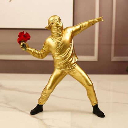 Flower Boy Throwing Sculpture – Modern Resin Art Iconic Home Decor - Gold - decorazioni